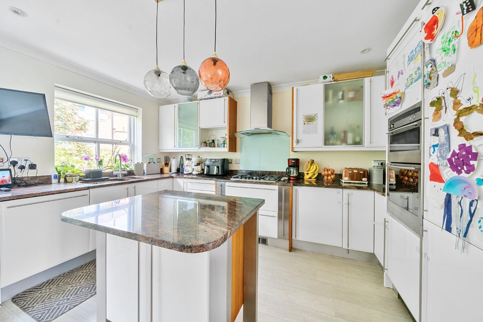Goodwyn Avenue, Mill Hill